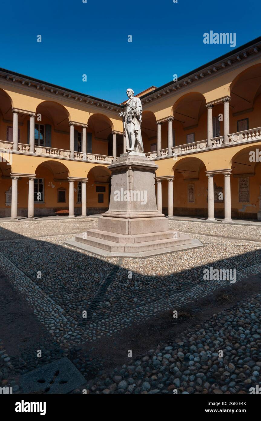 Italie, Lombardie, Pavie, Cour de l'Université de Pavie et Monument à Alessandro Volta par Antonio Tantardini Sculptor Banque D'Images