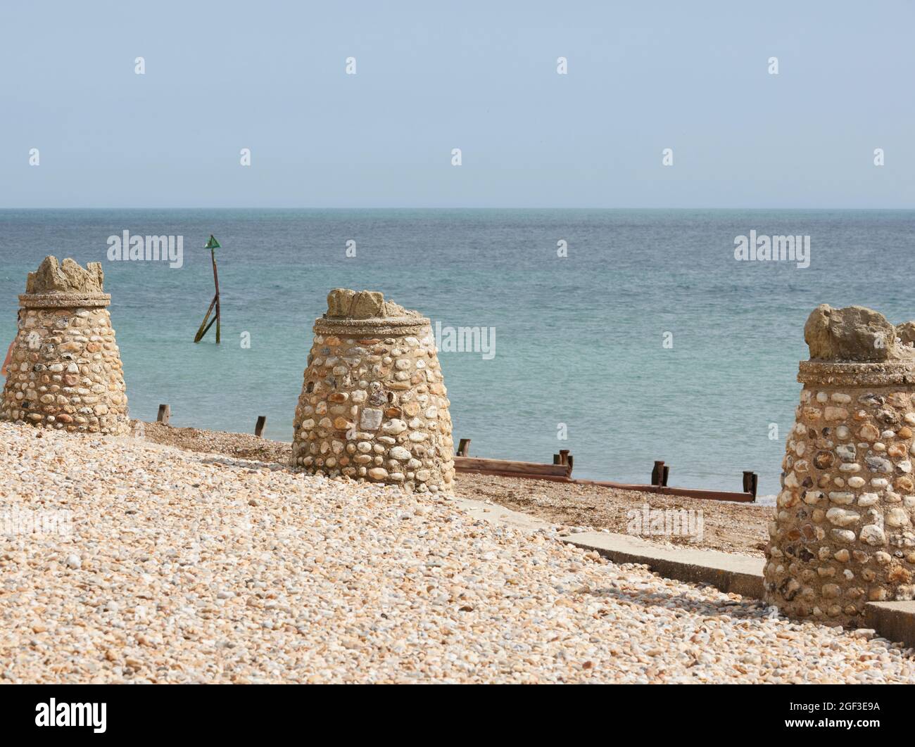 Vieilles structures en pierre vues le long de la côte de Selsey, Banque D'Images