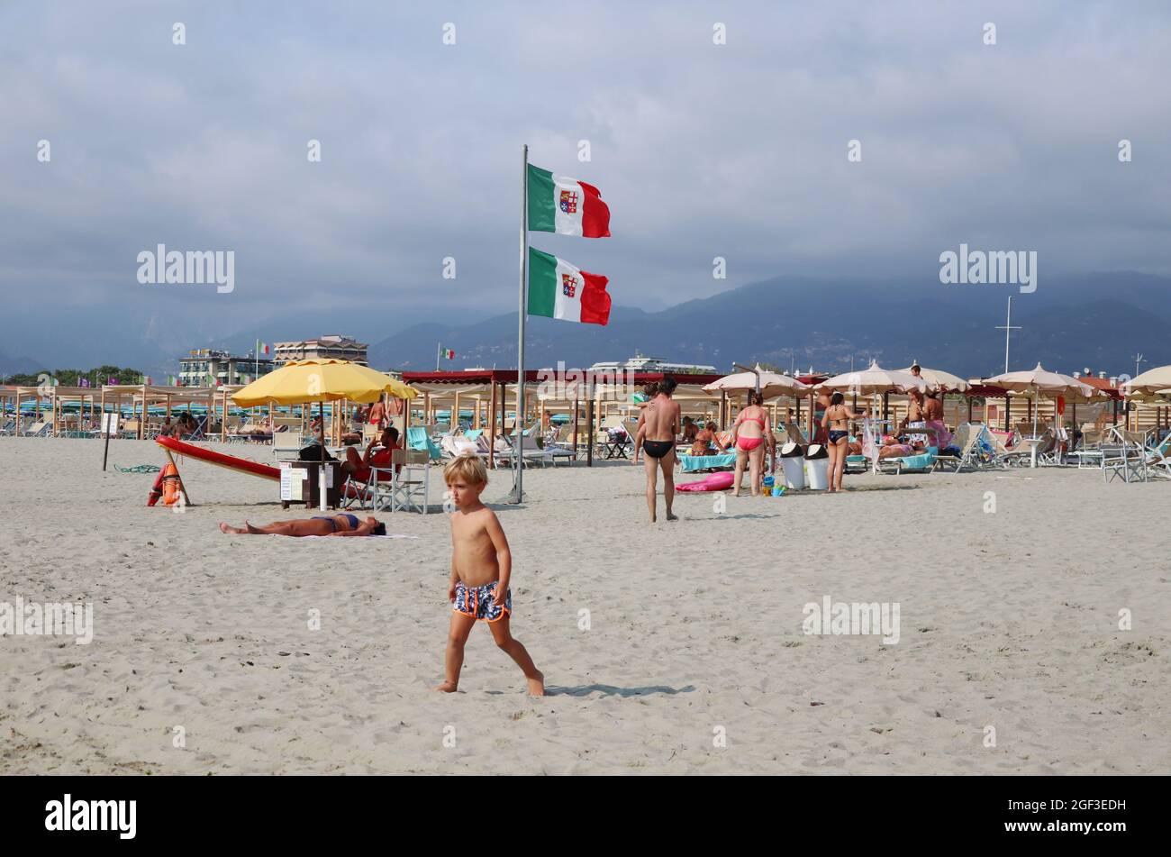 Versilia, Italie. 22 août 2021. Personnes vues sur une plage à Versilia, Toscane, Italie, le 22 août 2021. La Toscane a plus de 400 km (250 miles) de côte. La partie nord de celle-ci, appelée Versilia, a une large et longue plage de sable qui va pour des kilomètres de Marina di Carrara à Torre del Lago Puccini, dotting des stations glamour comme forte dei Marmi, Marina di Pietrasanta, Viareggio. Des centaines d'établissements de baignade couvrent le bord de mer, avec des Alpes Apuanes, une chaîne de montagnes très impressionnante, en arrière-plan.(photo d'Elisa Gestri/Sipa USA) Credit: SIPA USA/Alay Live News Banque D'Images