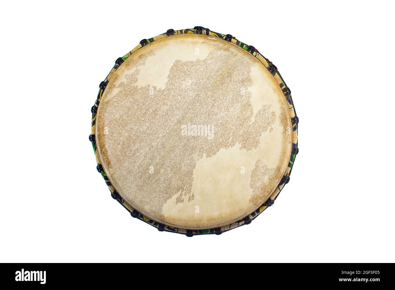 vue de dessus d'une djembe traditionnelle africaine sur fond blanc Banque D'Images vue de dessus d'une djembe traditionnelle africaine sur fond blanc Banque D'Images
