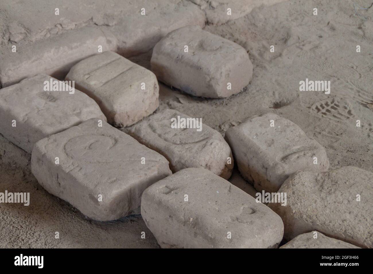 Briques d'Adobe sur le site archéologique Huaca del sol y de la Luna (Temple du Soleil et de la Lune) à Trujillo, Pérou. Le site a été construit à la période Moche. Banque D'Images