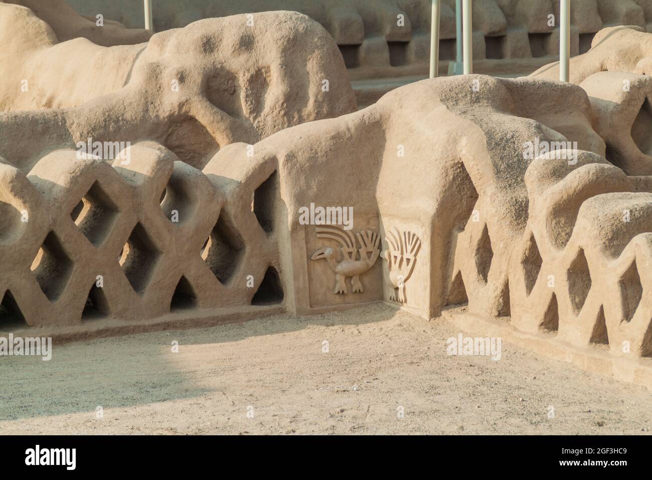 Détail d'une décoration sur les ruines de la ville d'adobe Chan Chan à Trujillo, Pérou Banque D'Images