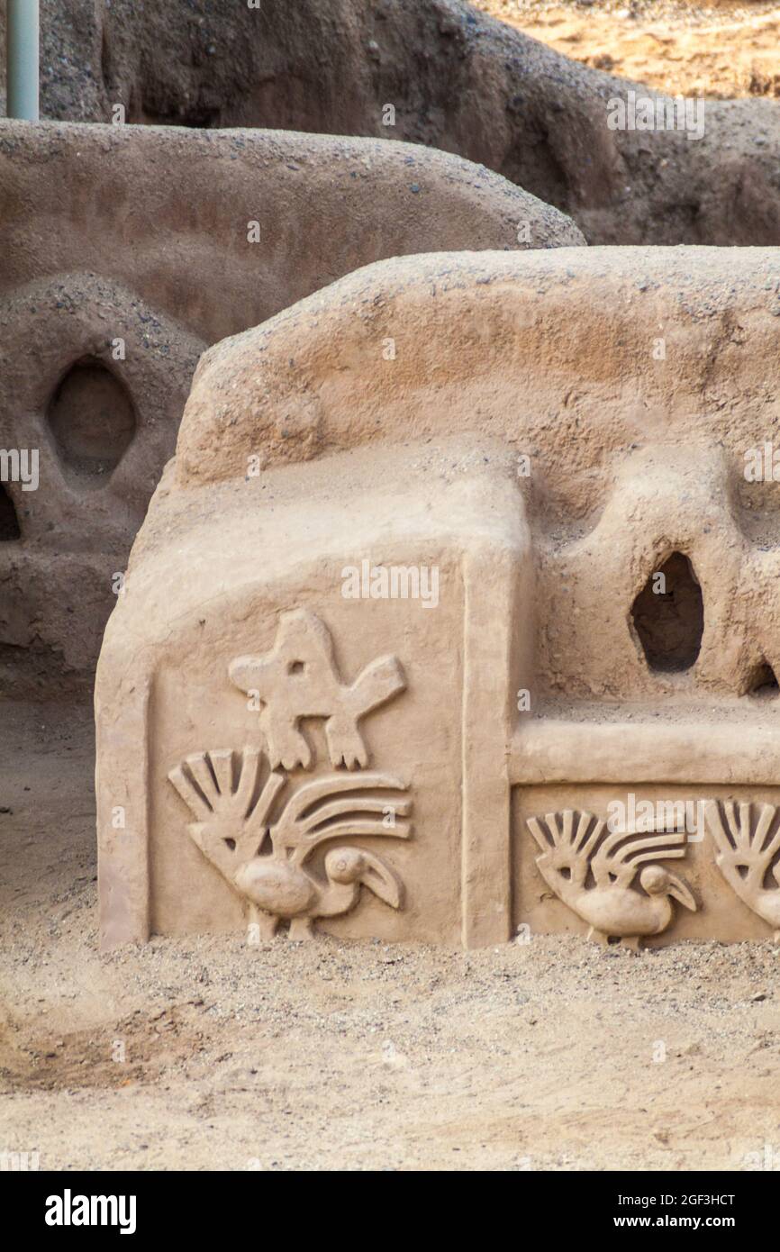 Détail d'une décoration sur les ruines de la ville d'adobe Chan Chan à Trujillo, Pérou Banque D'Images