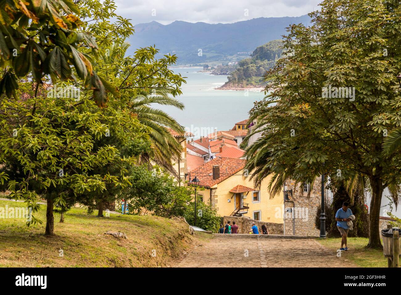 Latres, Espagne. Une rue escarpée dans la ville portuaire de Latres dans les Asturies Banque D'Images