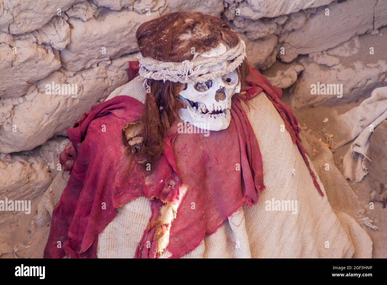 Momie conservée dans un tombeau du cimetière de Chauchilla à Nazca, Pérou Banque D'Images