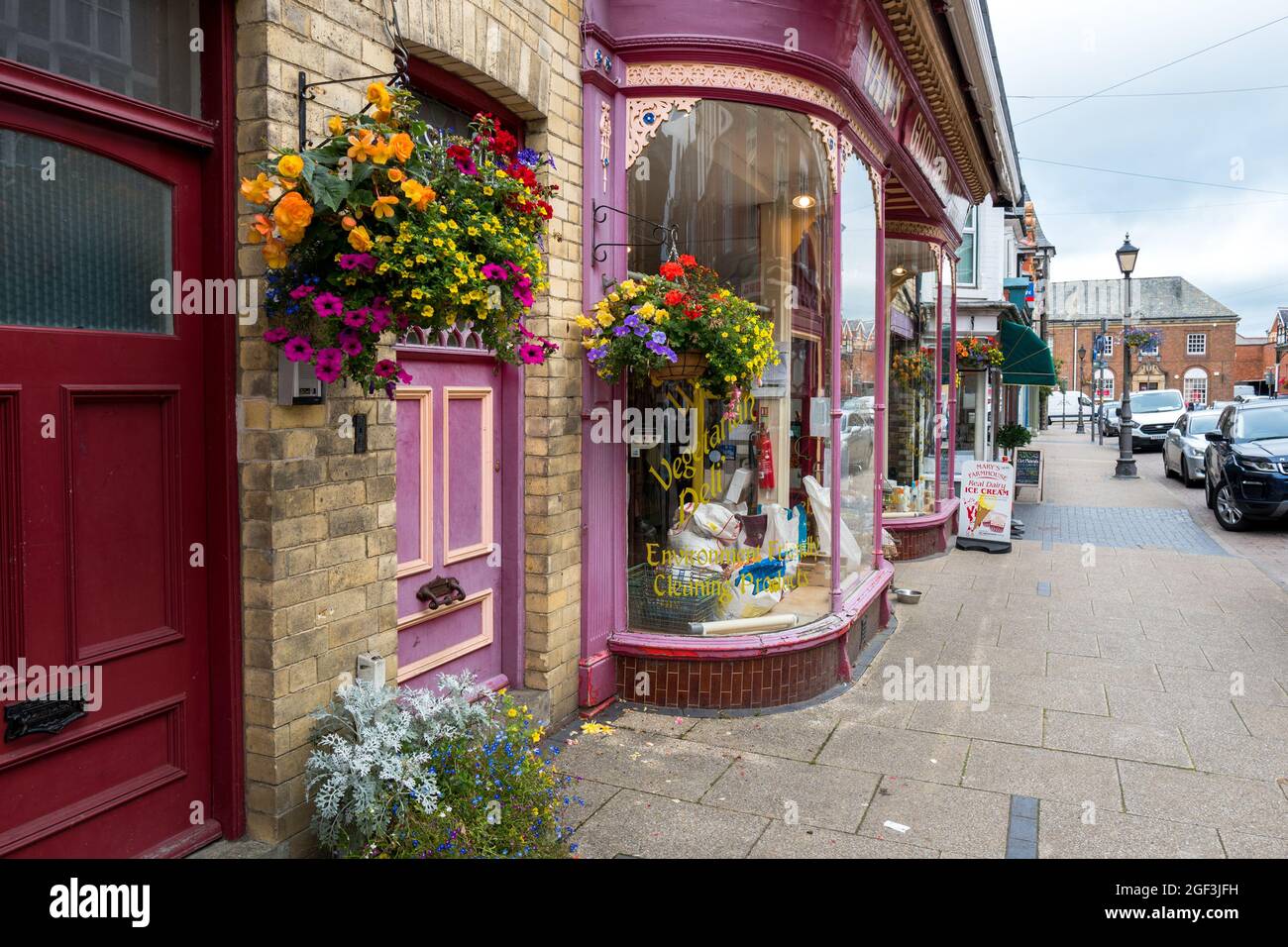 Vitrine vitrorienne pleine longueur typique à Llandrindod Wells Spa, pays de Galles, Royaume-Uni. Banque D'Images