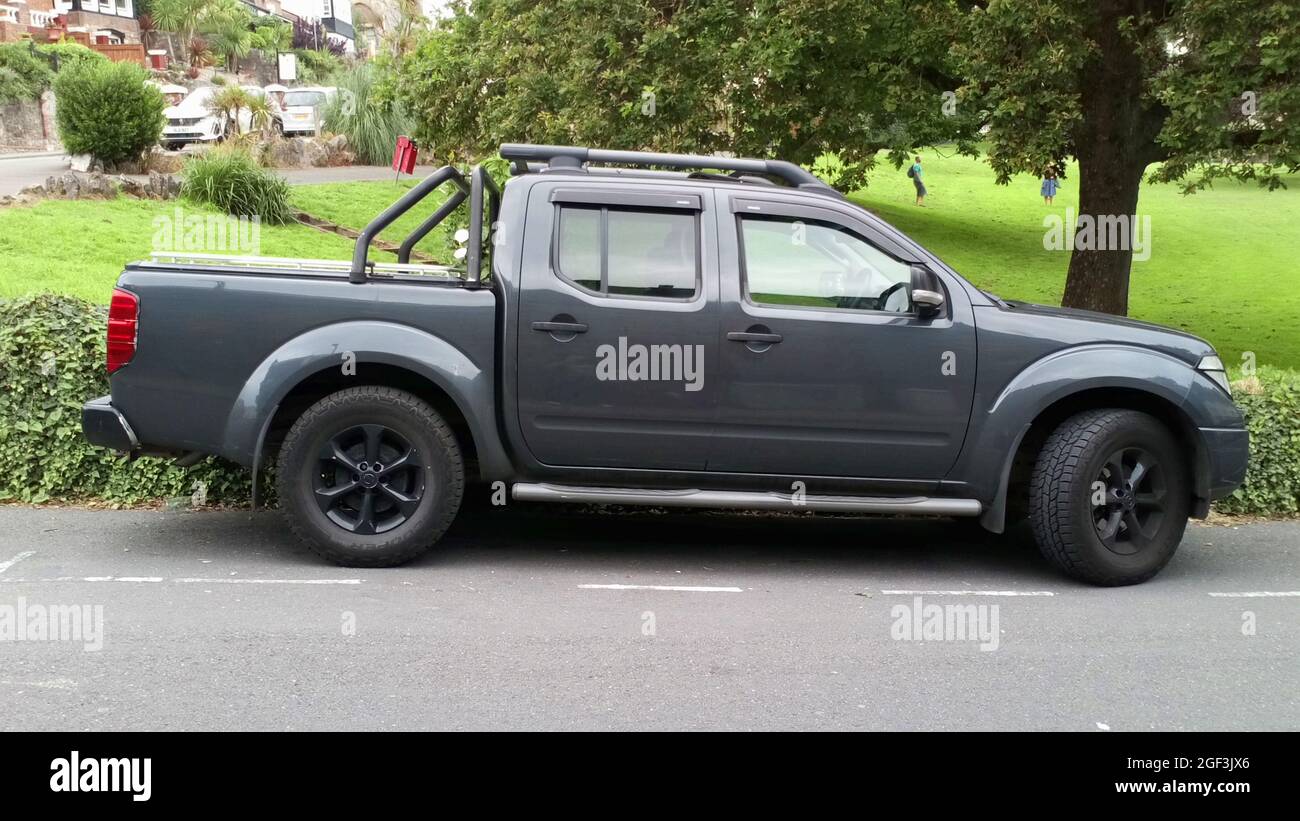 Un pick-up Nissan Navara 2009 gris stationné à Torquay, Devon, Angleterre, Royaume-Uni. Banque D'Images