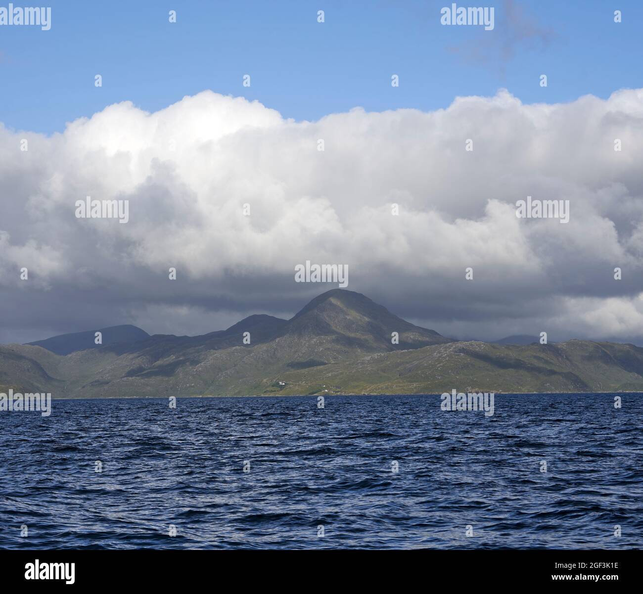 Rhenigidale dans l'île de Harris vu de la mer lors d'un voyage en bateau vers les îles Shiant. Banque D'Images