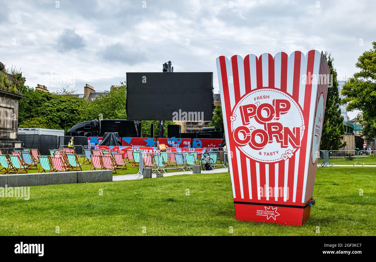 Boîte à pop-corn géant, écran électronique et chaises longues disposés pour une projection en plein air au Festival international du film d'Édimbourg, place St Andrew, Écosse, Royaume-Uni Banque D'Images