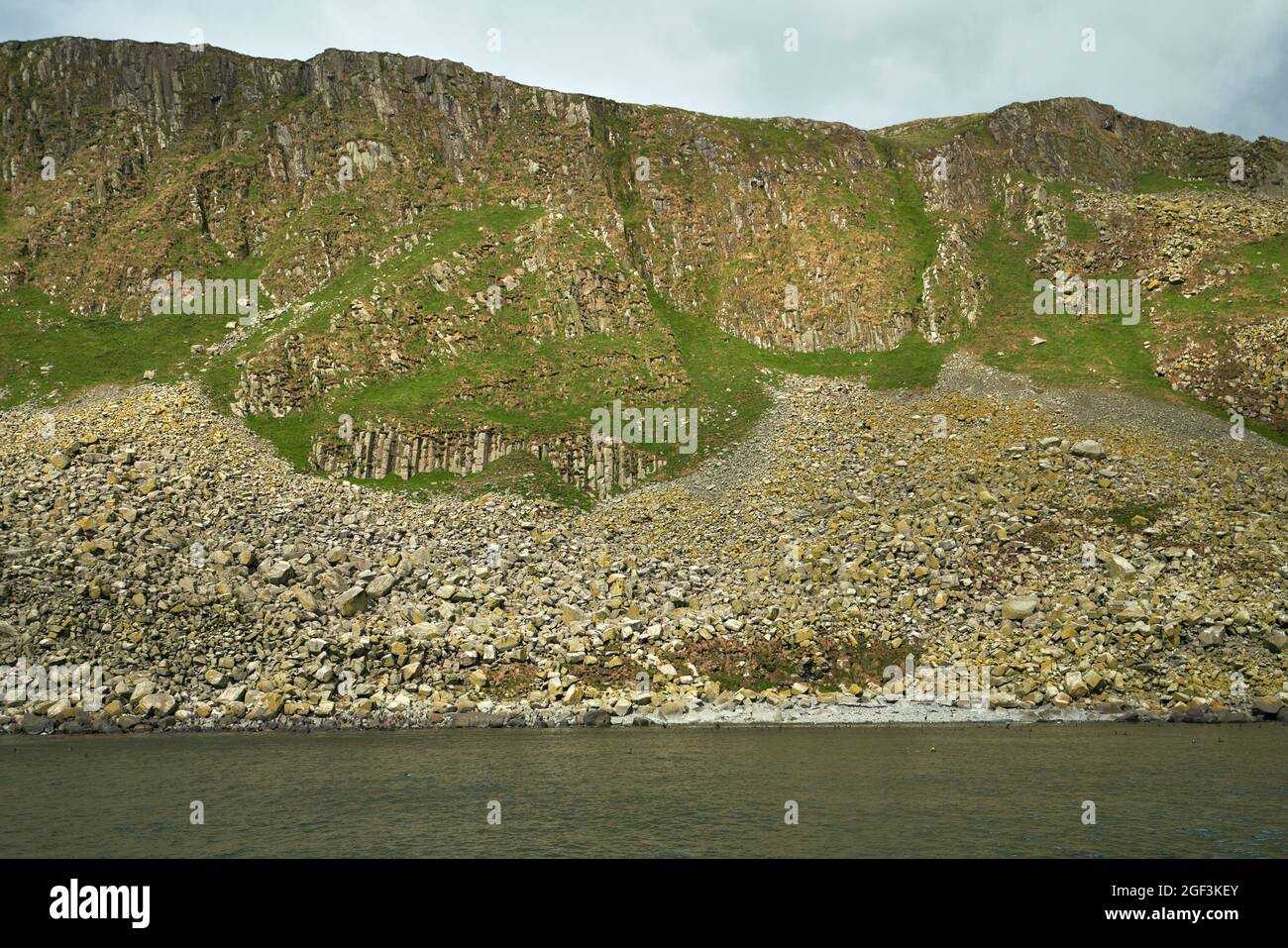 Les colonnes de basalte volcanique et de dolérite sur les falaises de Garbh Eilean dans les îles Shilantes. Banque D'Images
