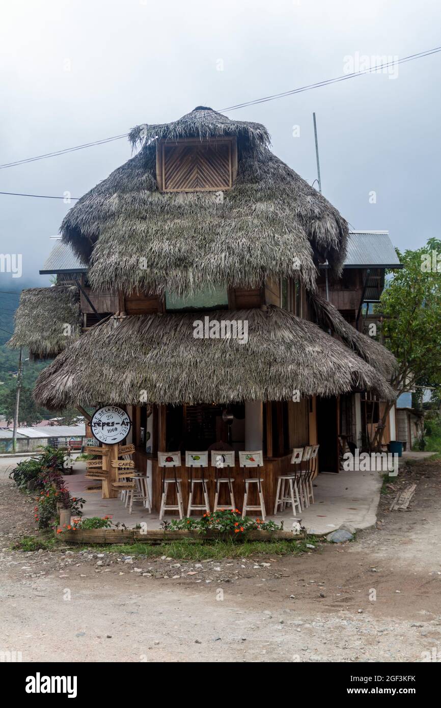 MINDO, EQUATEUR - 26 JUIN 2015 : petit bar de style rustique dans le village de Mindo Banque D'Images