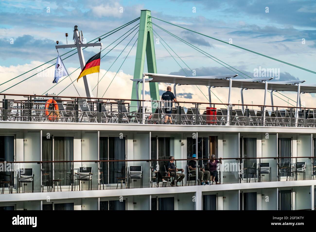 Pylône du Severinsbrücke sur le Rhin, bateau de croisière viking, Cologne, NRW, Allemagne, Banque D'Images