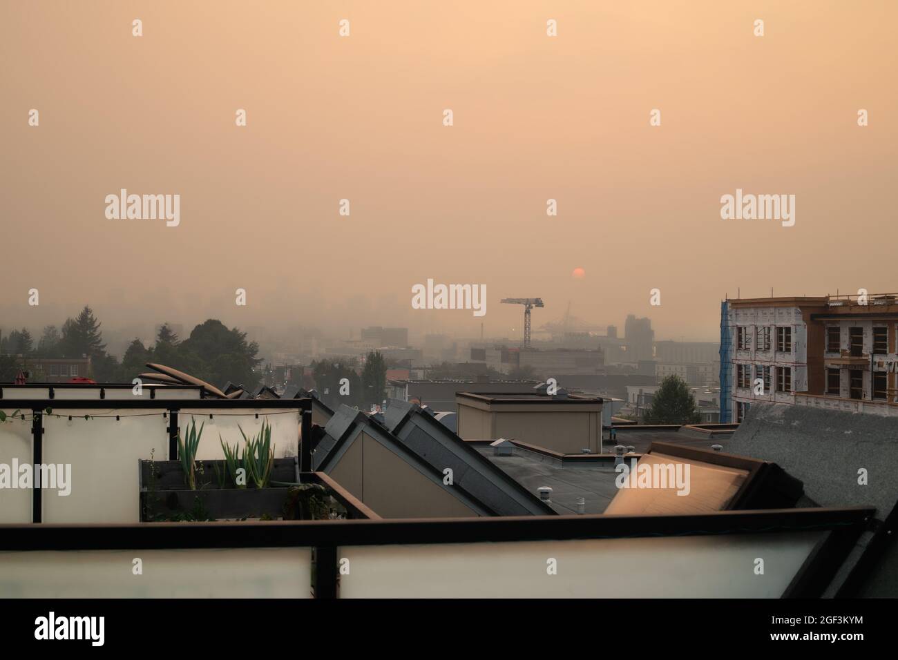 VANCOUVER, CANADA - le 13 AOÛT 2021 : smog au-dessus du centre-ville de Vancouver au coucher du soleil. Indice de la qualité de l'air 10. Les gratte-ciel de la ville ne sont presque pas visibles Banque D'Images
