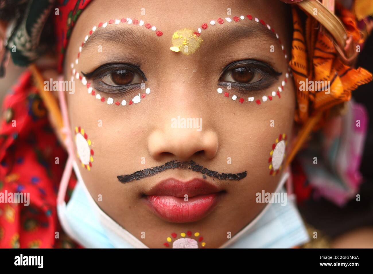 Katmandou, ne, Népal. 23 août 2021. Un enfant au maquillage du visage participe au festival annuel de Gai Jatra à Katmandou, au Népal. (Image de crédit : © Aryan Dhimal/ZUMA Press Wire) Banque D'Images