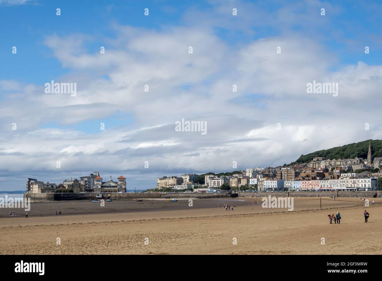 WESTON SUPERMARE, DEVON, Royaume-Uni - AOÛT 18 : vue sur le front de mer à Weston Supermare, Devon le 18 août 2021. Personnes non identifiées Banque D'Images