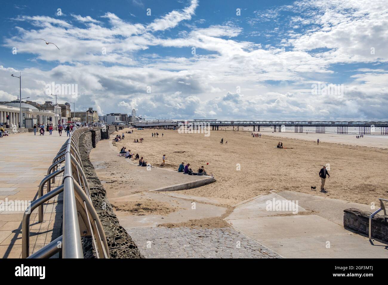 WESTON SUPERMARE, DEVON, Royaume-Uni - AOÛT 18 : vue sur le front de mer à Weston Supermare, Devon le 18 août 2021. Personnes non identifiées Banque D'Images