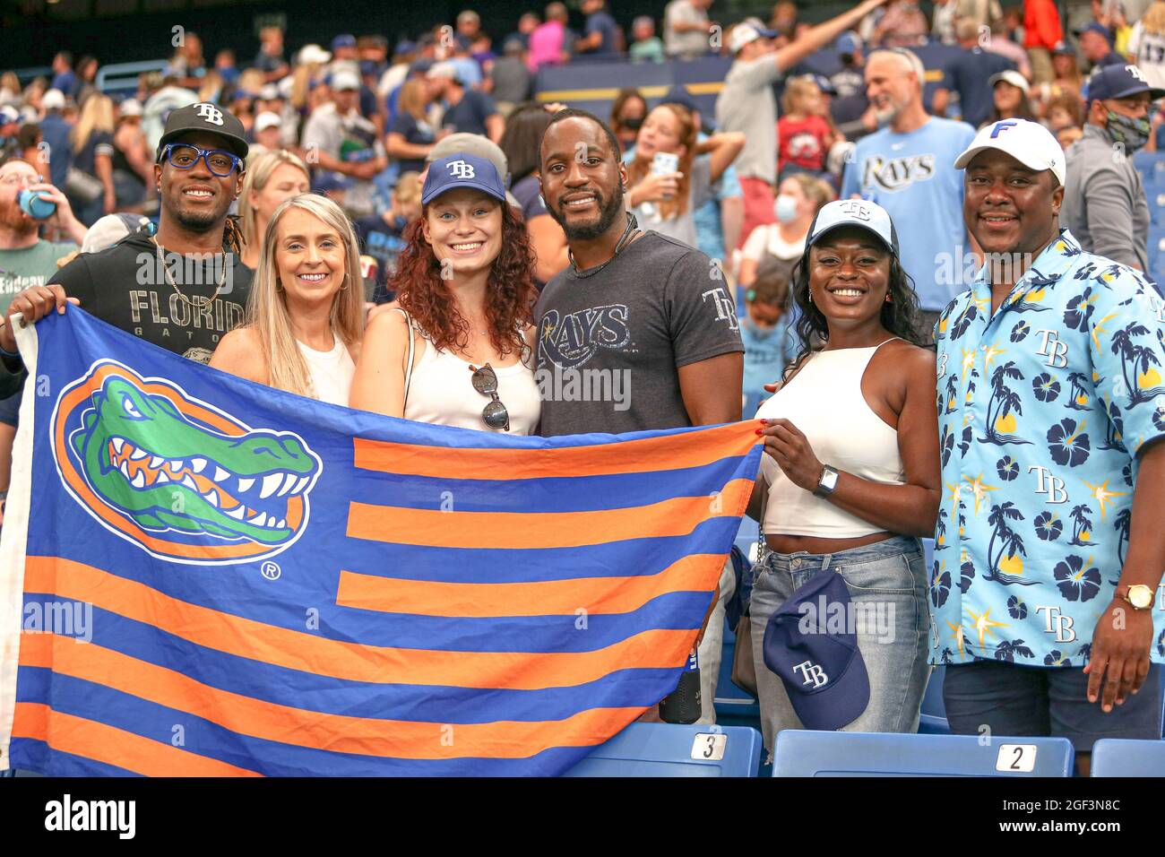 Saint-Pétersbourg, Floride. USA; UN groupe de fans de l'Université de Floride appréciant un après-midi au stade de baseball pendant un match de base-ball de ligue majeure entre le Banque D'Images