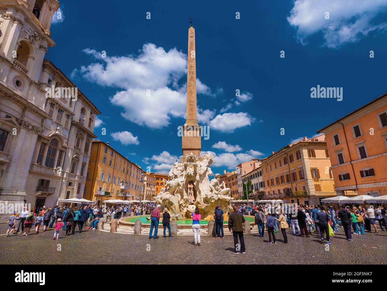 Les touristes visitent la célèbre Piazza Navona dans le centre historique de Rome, avec la magnifique fontaine des quatre fleuves Banque D'Images