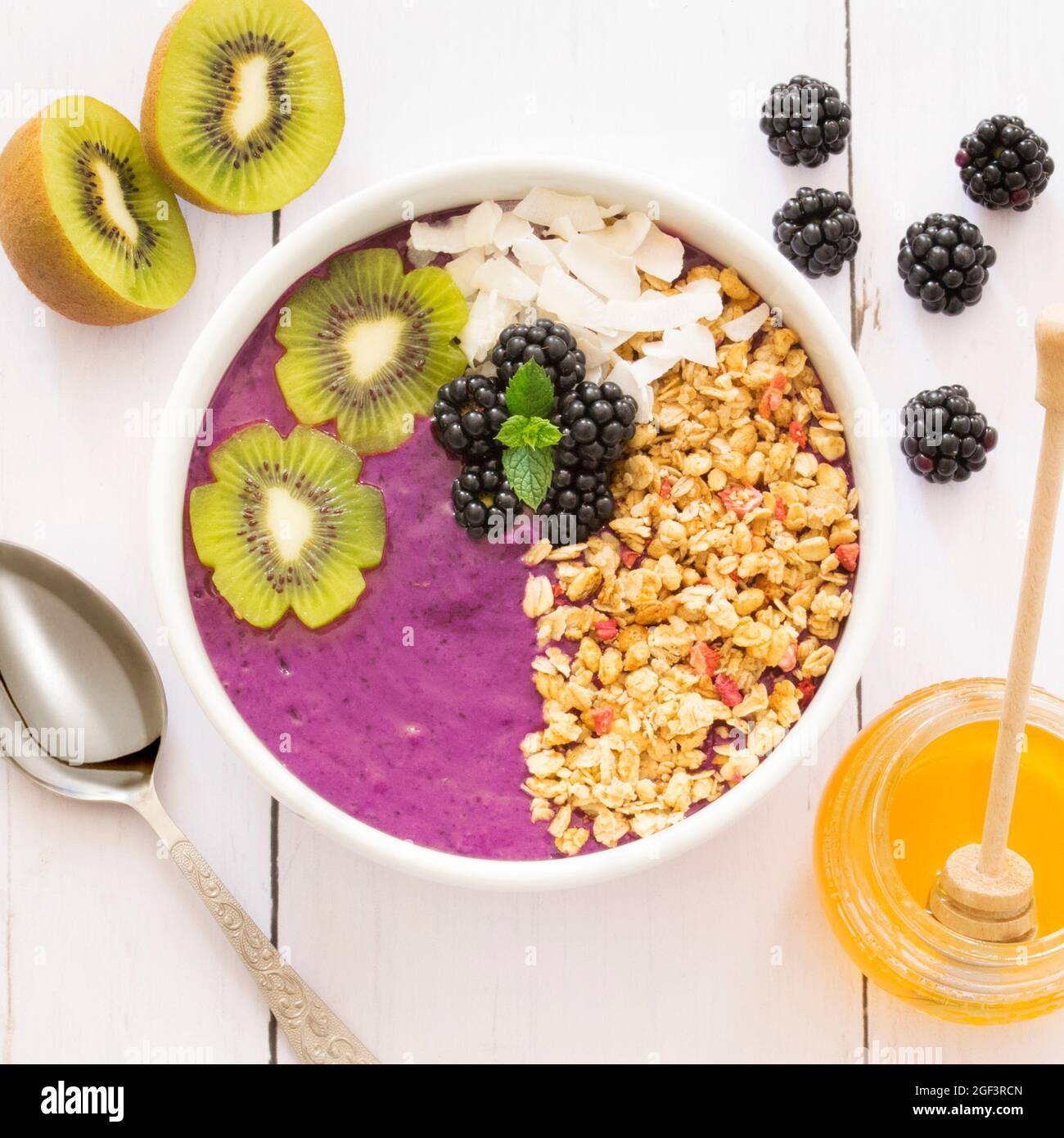 Bol à smoothie - mûres, bleuets et bananes. Une idée pour un repas de petit déjeuner sain et nutritif. Banque D'Images