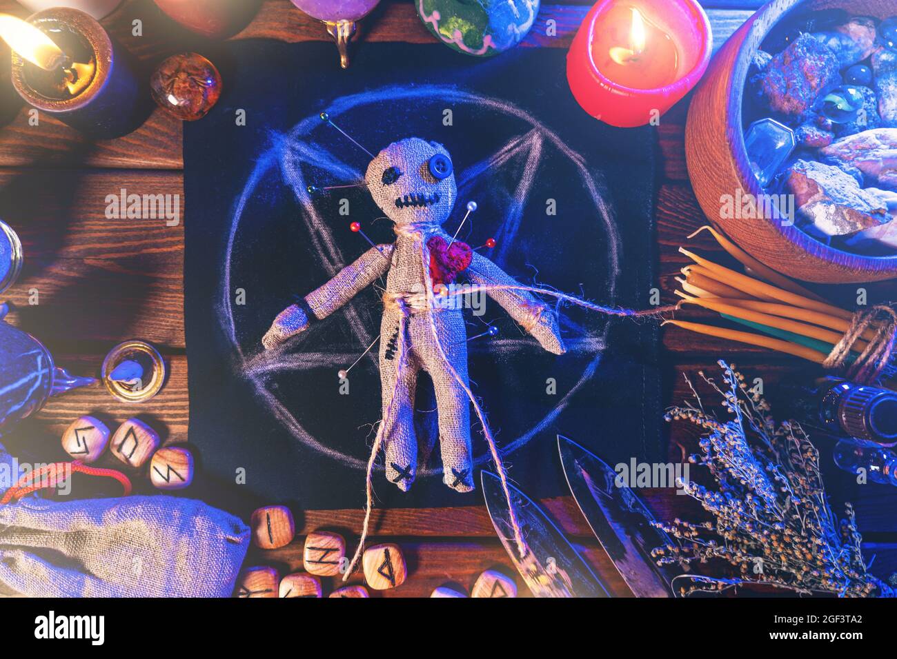 Vue de dessus de la poupée Voodoo. Sorcellerie spirituelle magique sombre effrayante. Banque D'Images