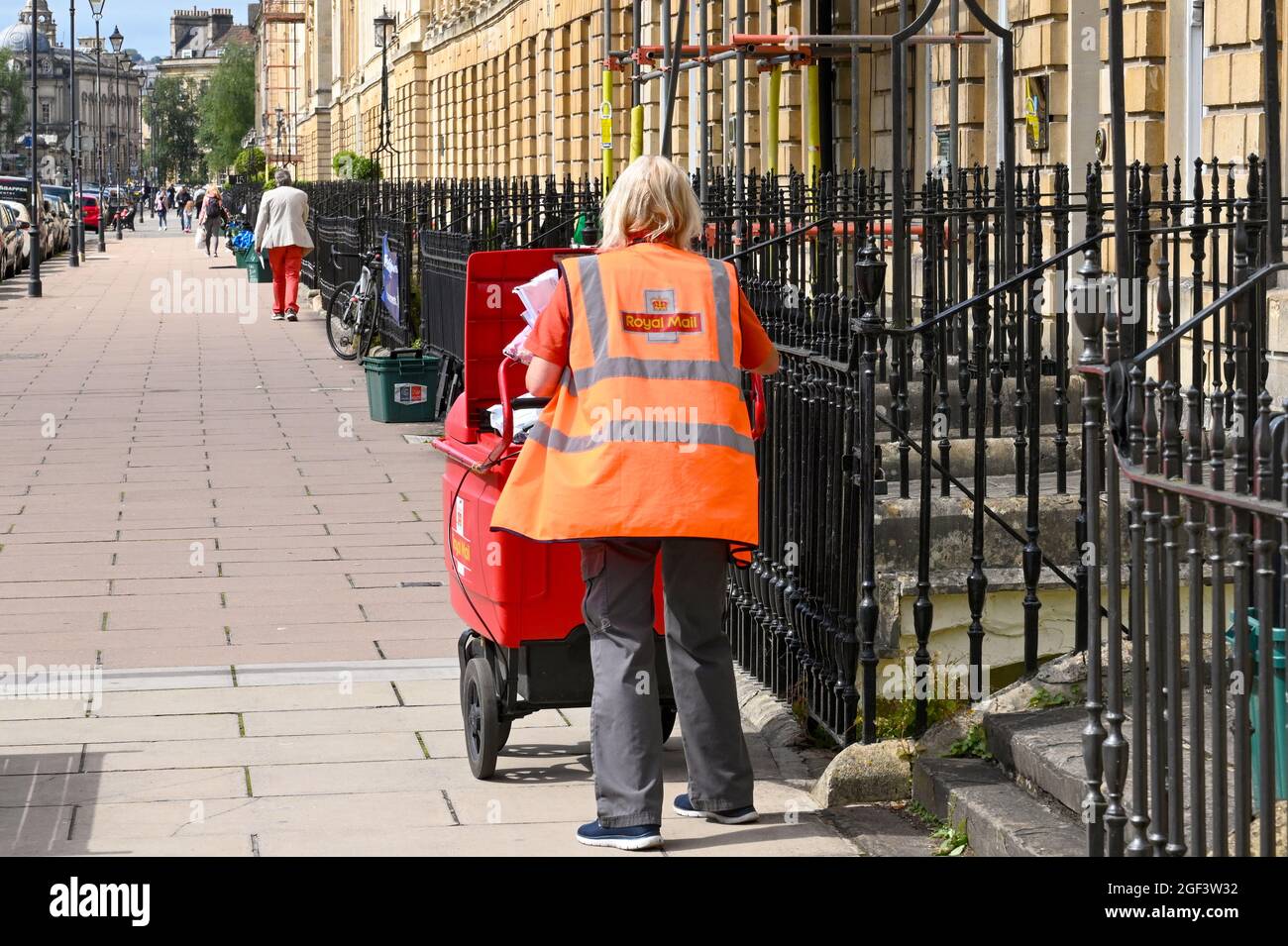 Bath, Angleterre - août 2021 : poste à l'aide d'un chariot électrique pour transporter le courrier lors d'une livraison au centre de Bath Banque D'Images