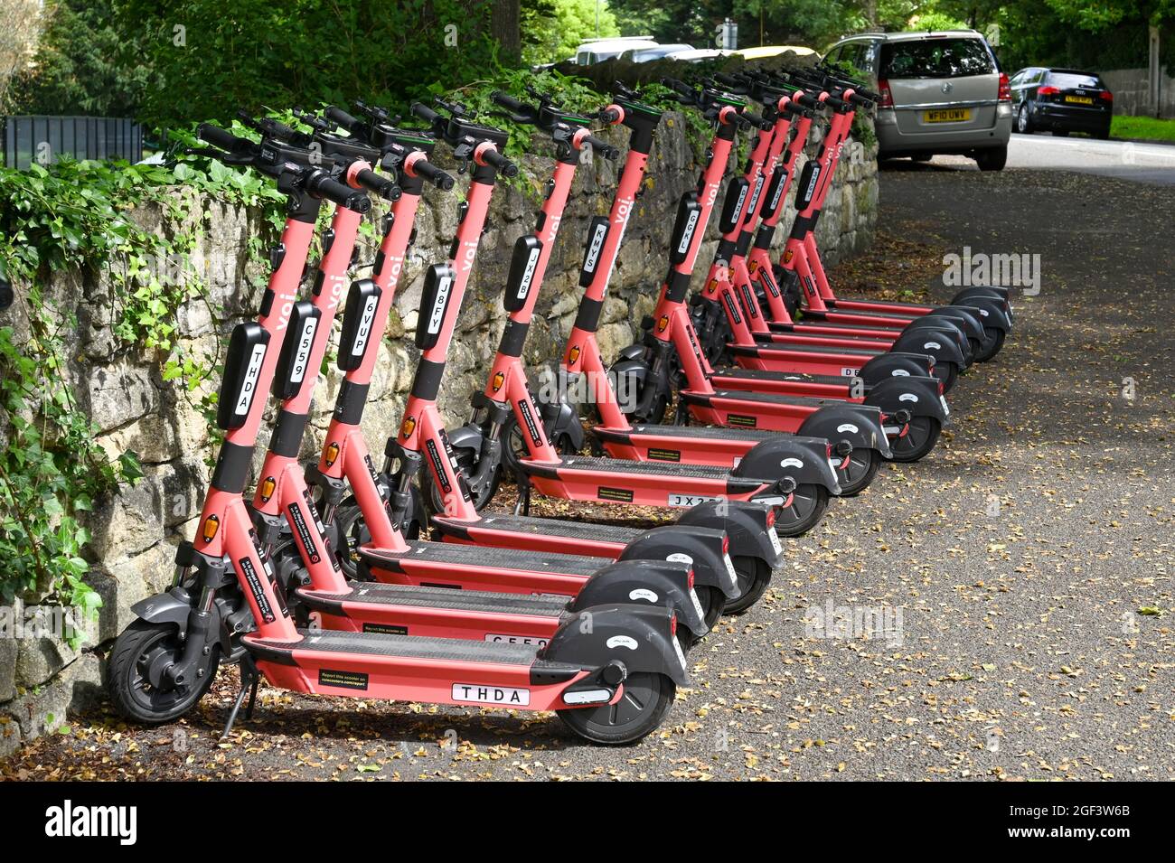 Bath, Angleterre - août 2021: Rangée de e-scooters électroniques garés dans une rangée disponible à la location dans le cadre d'un système de partage de scooter dans la ville Banque D'Images