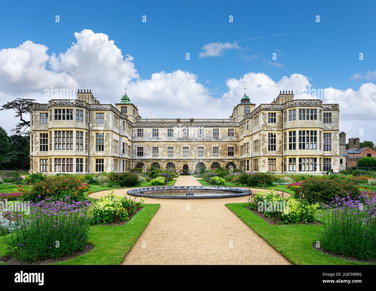 Les jardins à l'arrière d'Audley End House, une maison de campagne 17thC près de Saffron Waldon, Essex, Angleterre, RU Banque D'Images