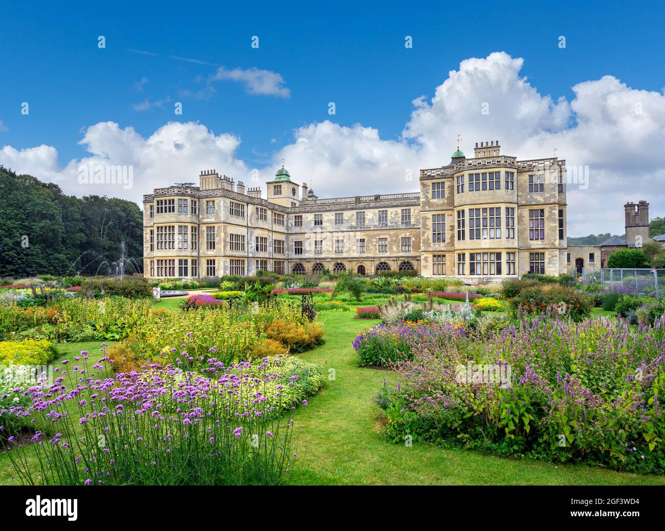 Les jardins à l'arrière d'Audley End House, une maison de campagne 17thC près de Saffron Waldon, Essex, Angleterre, RU Banque D'Images