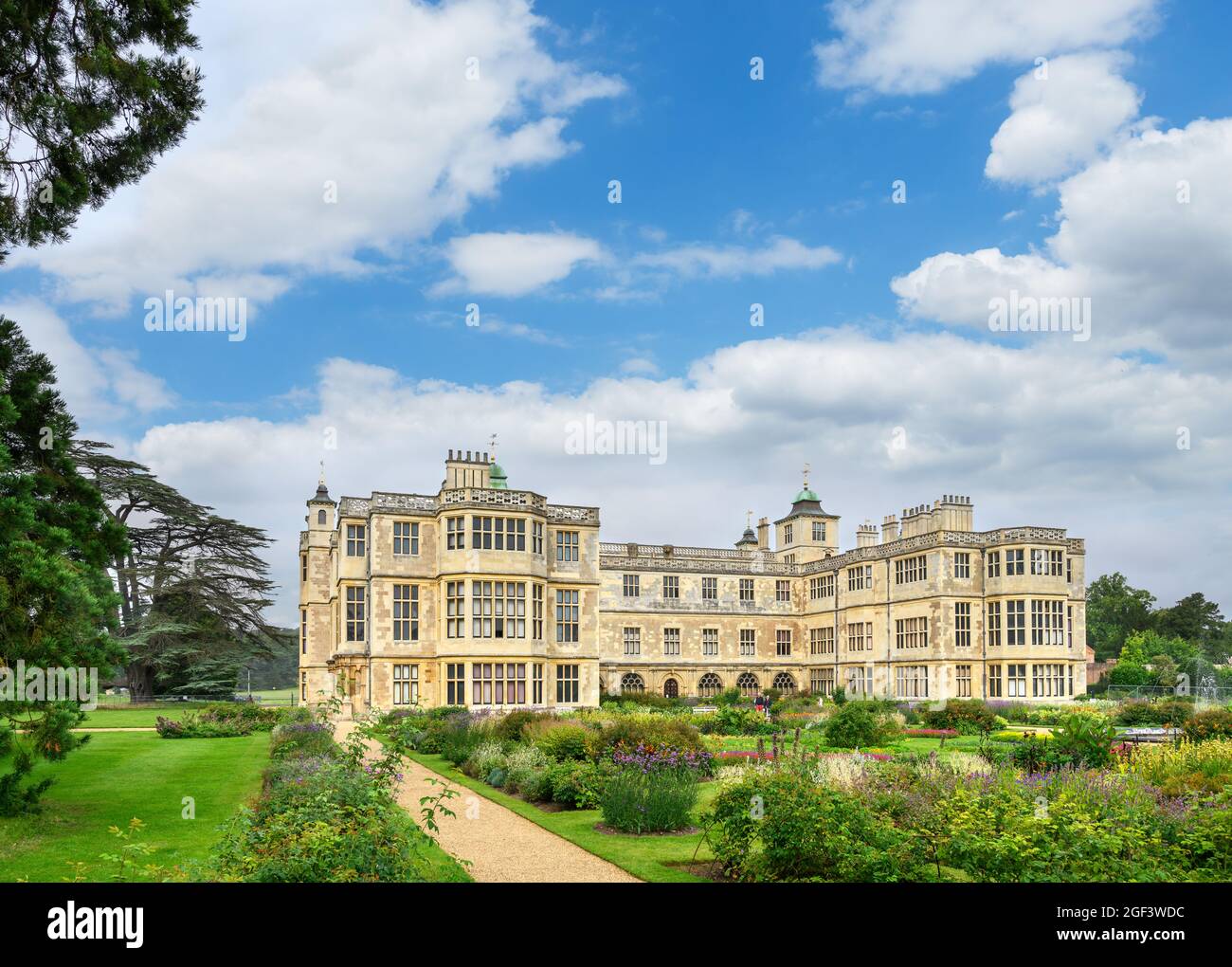 Les jardins à l'arrière d'Audley End House, une maison de campagne 17thC près de Saffron Waldon, Essex, Angleterre, RU Banque D'Images