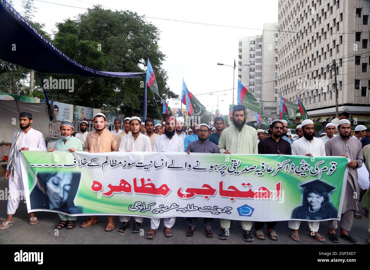 Des membres de Jamiat Talaba Arabia tiennent une manifestation de protestation pour la libération du neuroscientifique pakistanais, Dr. Aafia Siddiqui, au club de presse de Karachi le lundi 23 août 2021. Banque D'Images