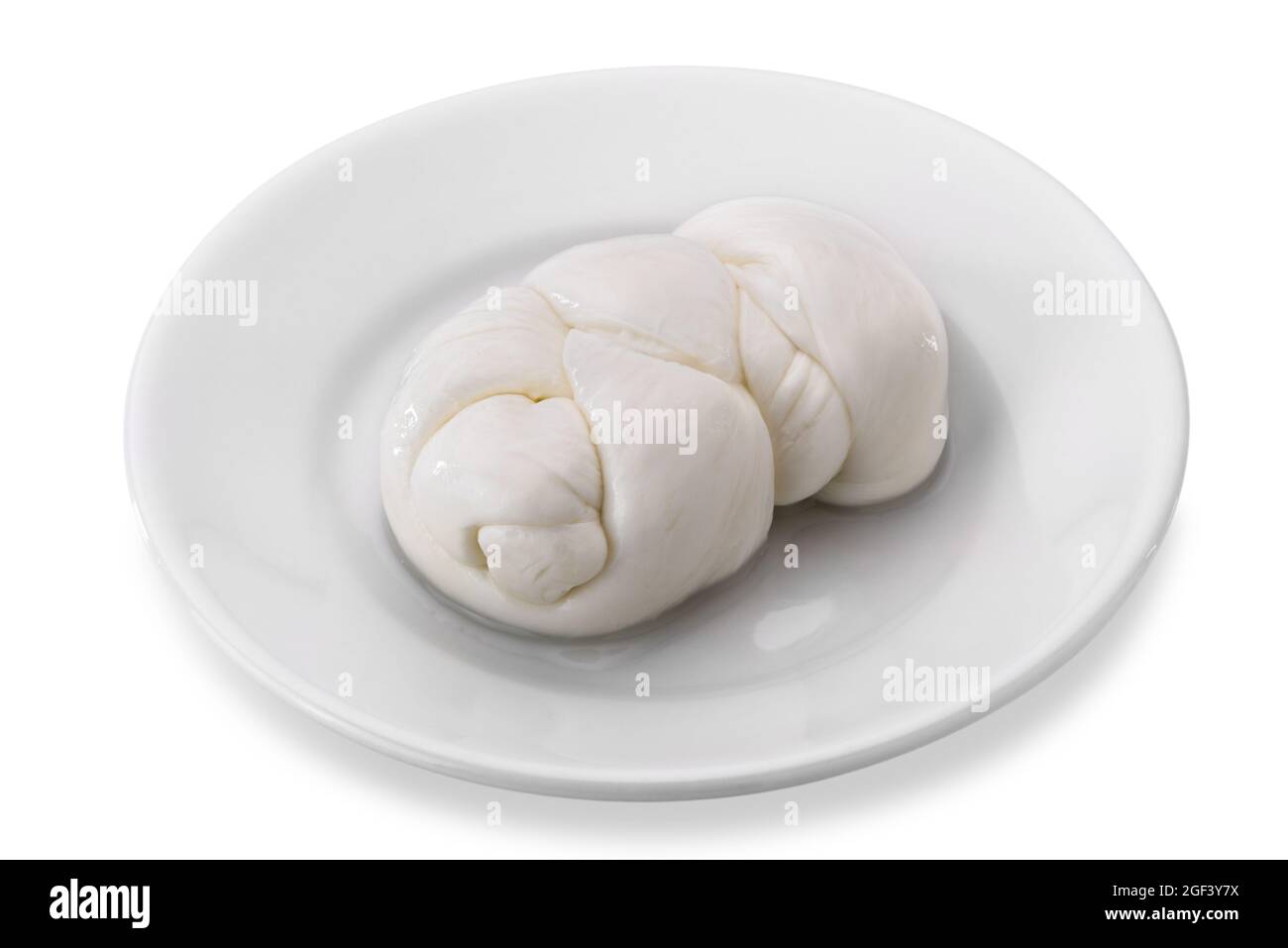 tresse de mozzarella italienne à base de lait de buffle dans une plaque blanche isolée sur fond blanc Banque D'Images