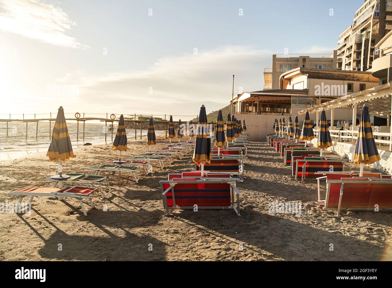 Vider les chaises longues sur la plage pendant une pandémie de coronavirus. Plage déserte à Durres, Albanie Banque D'Images