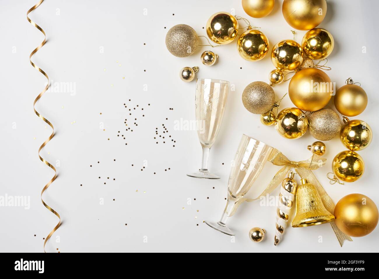 Fond de Noël avec décorations de couleur dorée sur blanc. Nouvel an