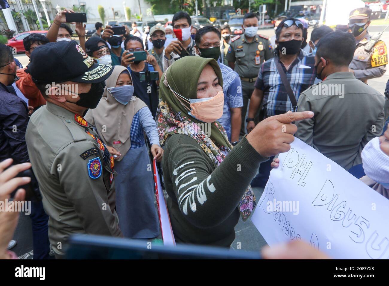 Bogor, Indonésie. 23 août 2021. Des dizaines de vendeurs de rue (PKL), bloc B Pasar Kebon Kembang, ville de Bogor, ont organisé une manifestation à l'hôtel de ville de Bogor. Ils ont demandé au gouvernement de la ville de Bogor de mettre fin aux expulsions contre les commerçants. Ce contrôle est très douloureux parce qu'il est effectué au milieu de la mise en œuvre de restrictions d'activité communautaire (PPKM). (Photo de Fadli Akbar/Pacific Press) crédit: Pacific Press Media production Corp./Alay Live News Banque D'Images