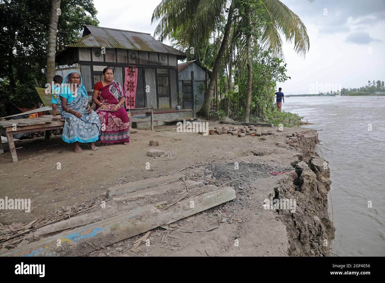 Dhaka, Bangladesh, le 23 août 2021 : un grand-mère est assis sur la rive tandis que regarde la montée du lit de la rivière . Les résidents qui s'établissent sur la rive de la rivière Munshiganj, se déplacent vers d'autres régions, en raison de l'augmentation de l'eau de la rivière Padma, il y a eu une érosion massive dans la région de Dighirpar de Munshiganj. Credit: Maruf Rahman / Groupe Eyepix / Alamy Live News Banque D'Images