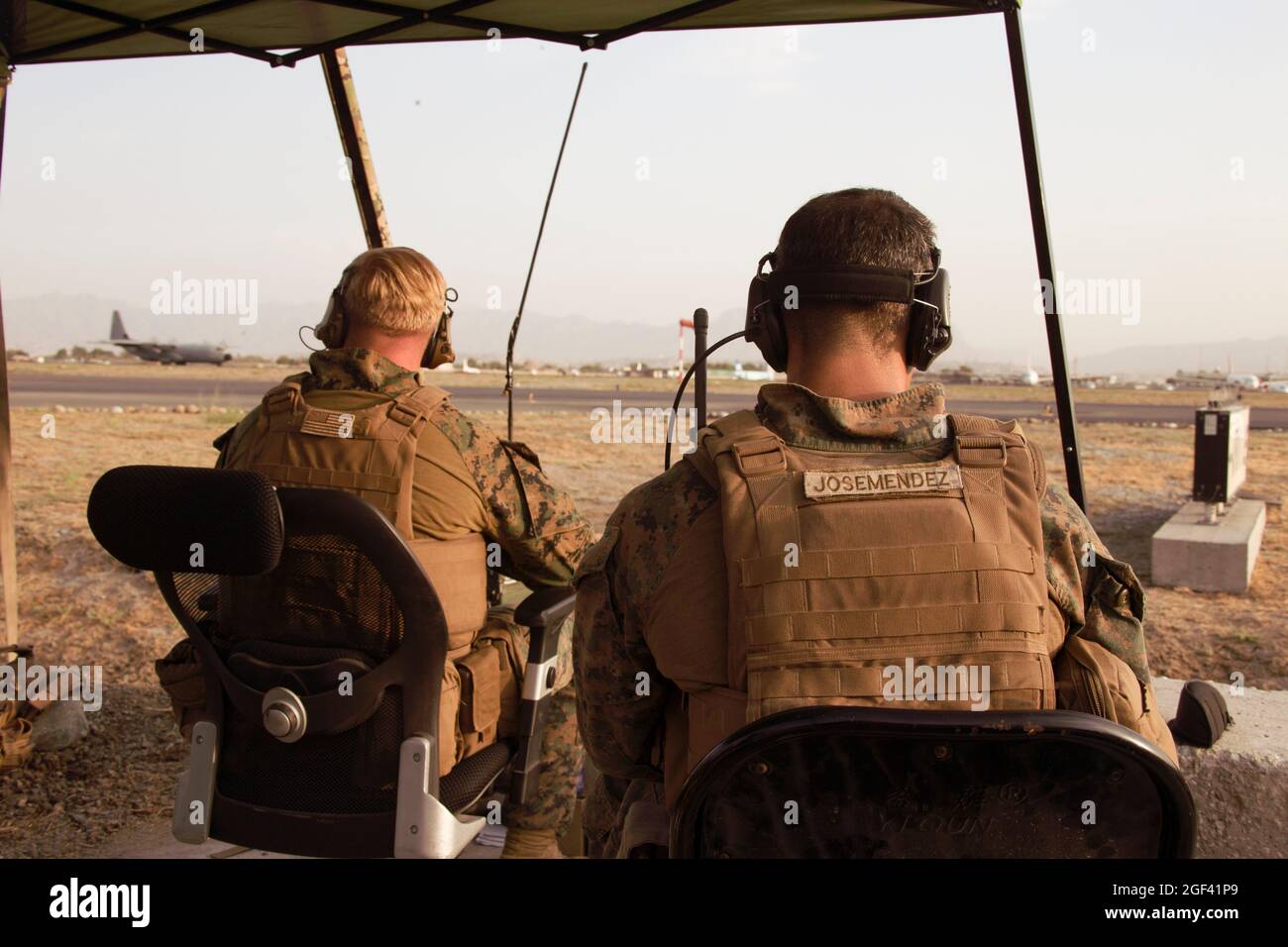 Marines affecté à la 24e unité expéditionnaire maritime surveille le centre de contrôle de la circulation aérienne à l'aéroport international Hamid Karzaï, Afghanistan, août 22. Les membres du service américain aident le ministère d'État à effectuer une opération d'évacuation non combattantes (NEO) en Afghanistan. (É.-U. Photo du corps marin par Cpl. Davis Harris via American PhotoArchive/Alamy) Banque D'Images