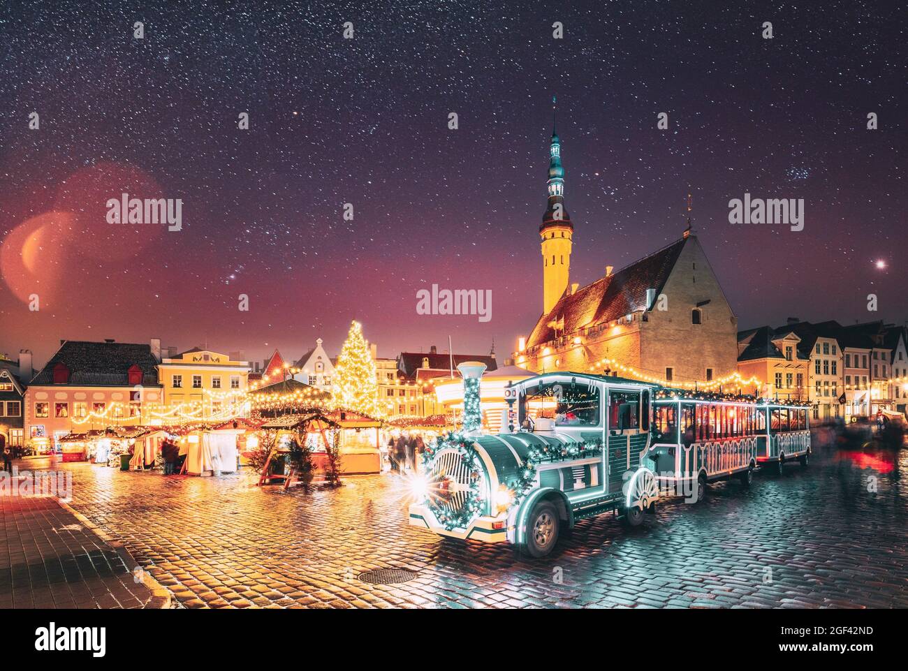Tallinn, Estonie. Magnifique train pour visiter près du marché traditionnel de Noël sur la place