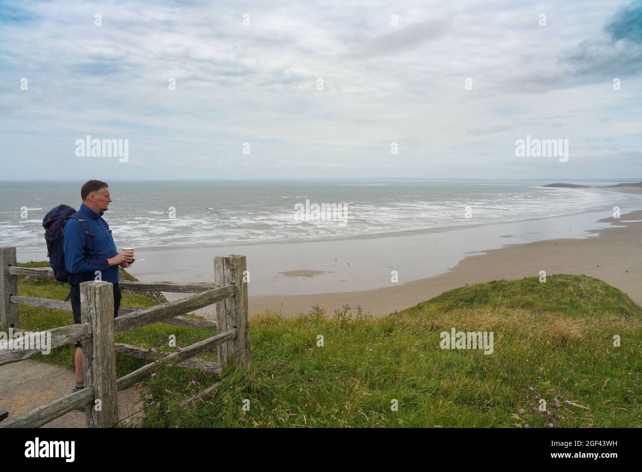 Vue sur la plage de Rhossili Bay sur la péninsule de Gower, dans le sud du pays de Galles. Date de la photo : dimanche 8 août 2021. Photo: Richard Gray/Alay Banque D'Images