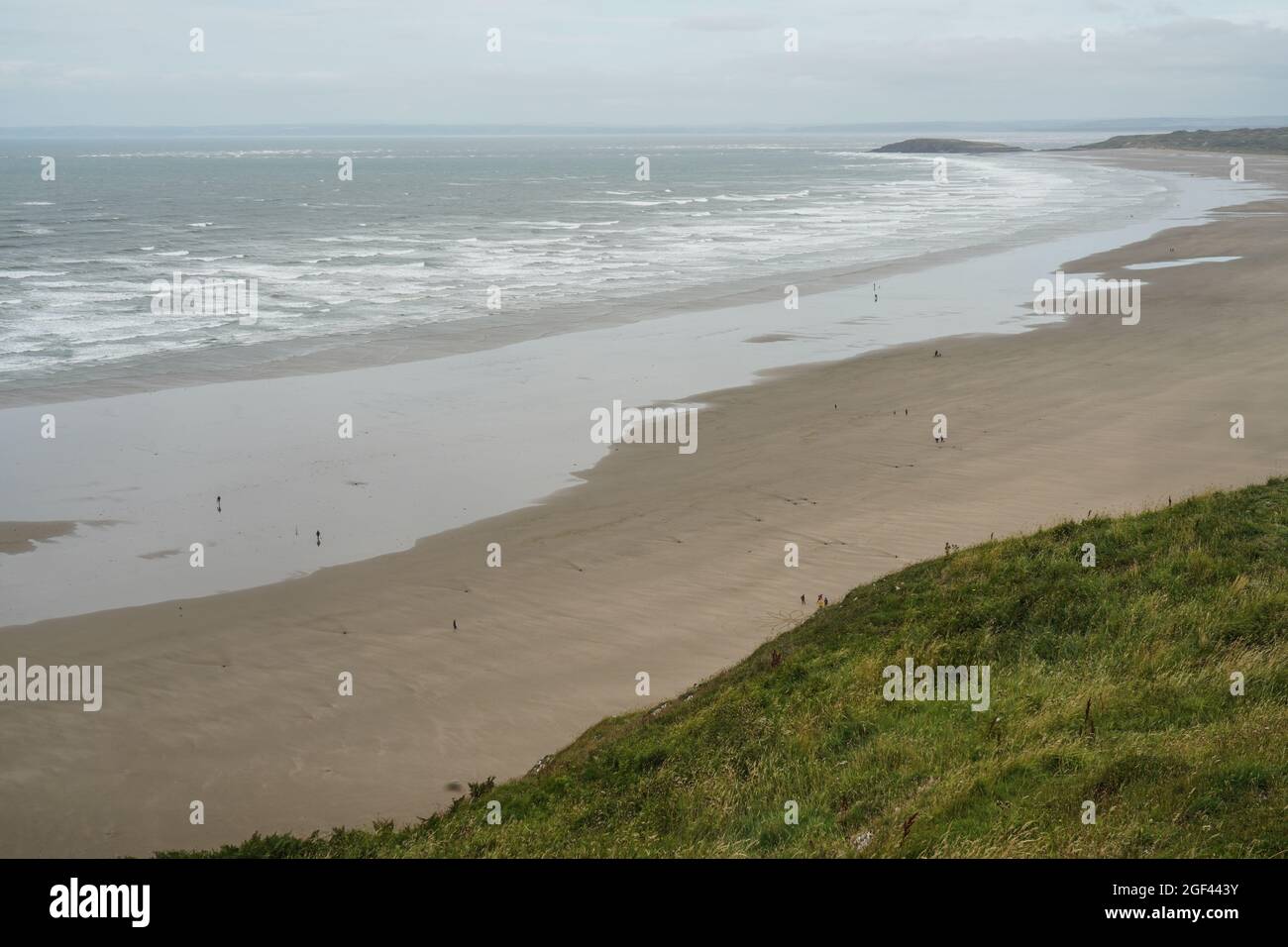 Vue sur la plage de Rhossili Bay sur la péninsule de Gower, dans le sud du pays de Galles. Date de la photo : dimanche 8 août 2021. Photo: Richard Gray/Alay Banque D'Images
