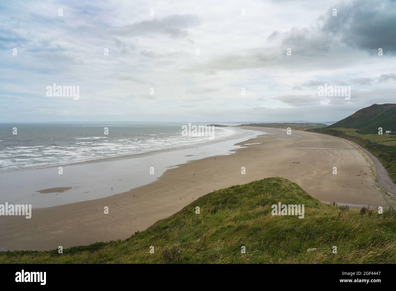 Vue sur la plage de Rhossili Bay sur la péninsule de Gower, dans le sud du pays de Galles. Date de la photo : dimanche 8 août 2021. Photo: Richard Gray/Alay Banque D'Images