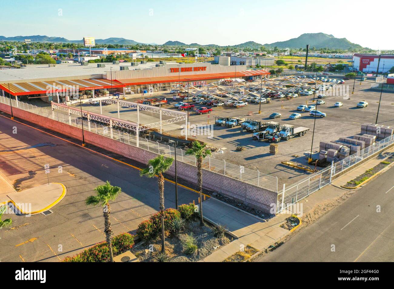 Home dépôt magasin de construction dans la région de Vado del Rio à Hermosillo, Sonora, Mexique. Architecture, vue générale, vue aérienne, entreprises, parking... Banque D'Images