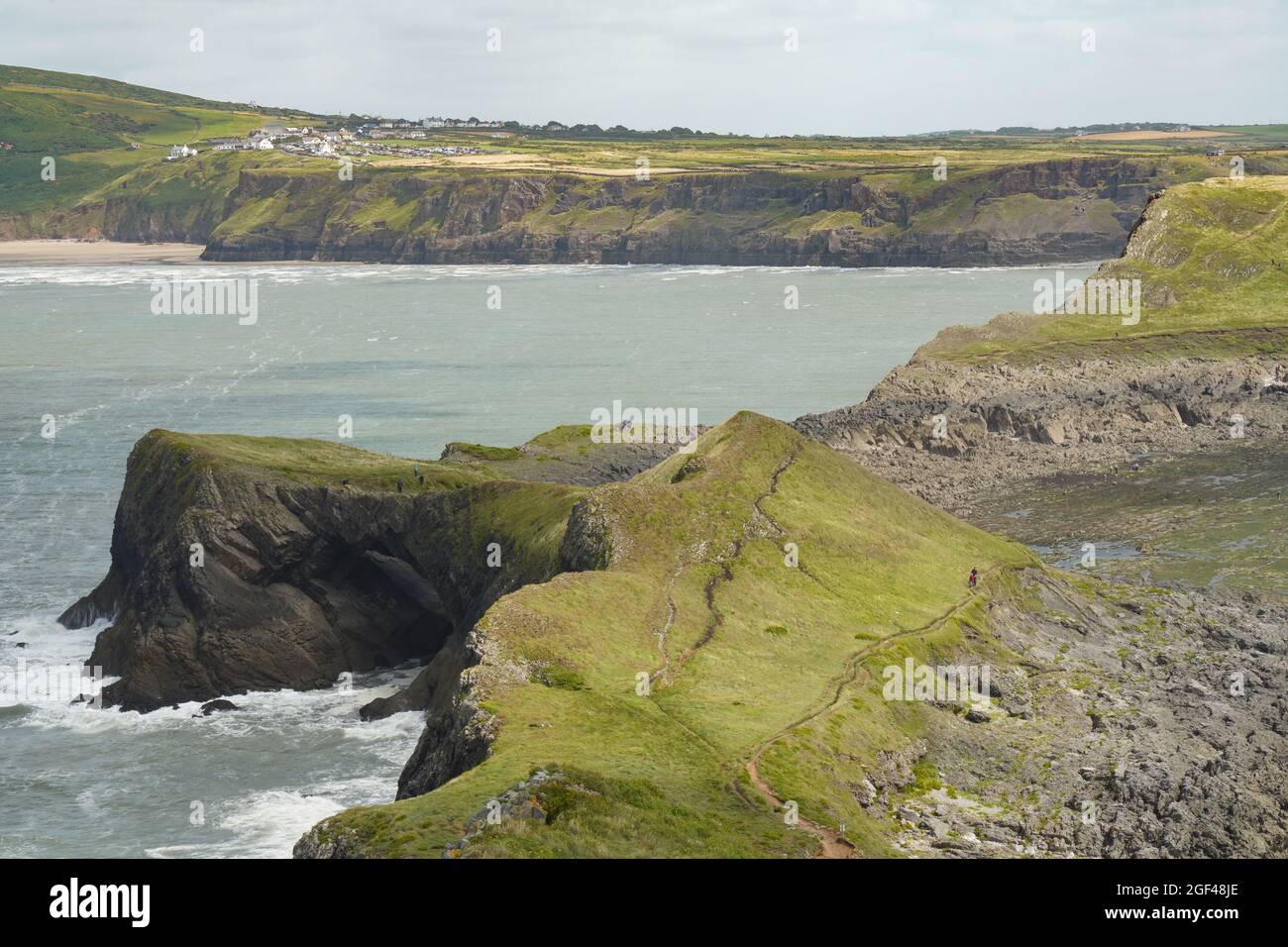 Vue sur la chaussée de Worm's Head près de Rhossili, sur la péninsule de Gower, dans le sud du pays de Galles. Date de la photo : dimanche 8 août 2021. Photo: Richard Gray/Alay Banque D'Images