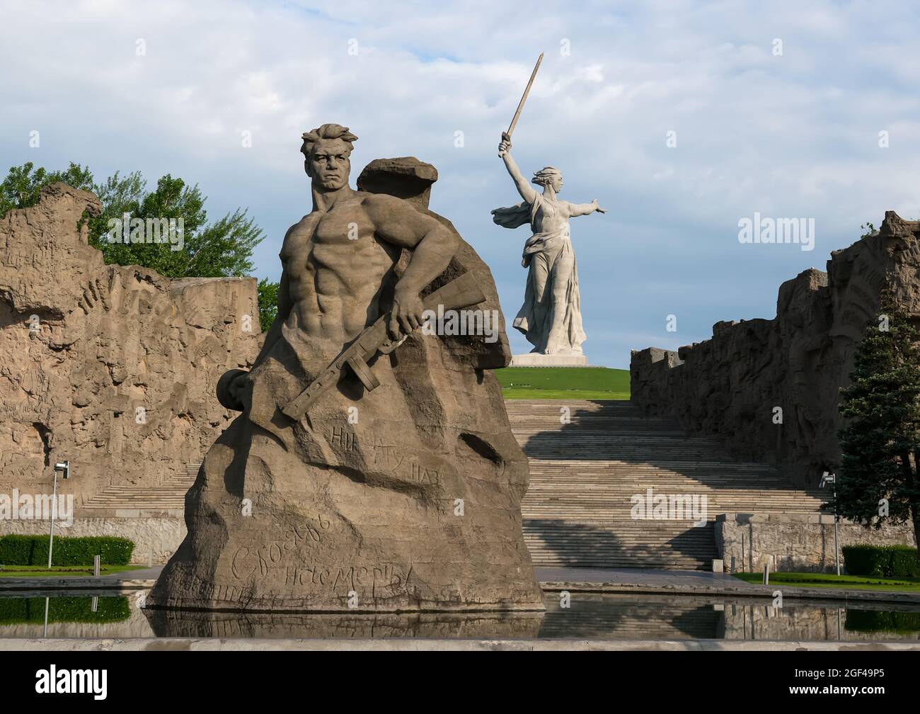 Complexe commémoratif héros de la bataille de Stalingrad sur la colline de Mamayev et le monument Motherland appelle à Volgograd le jour de l'automne Banque D'Images