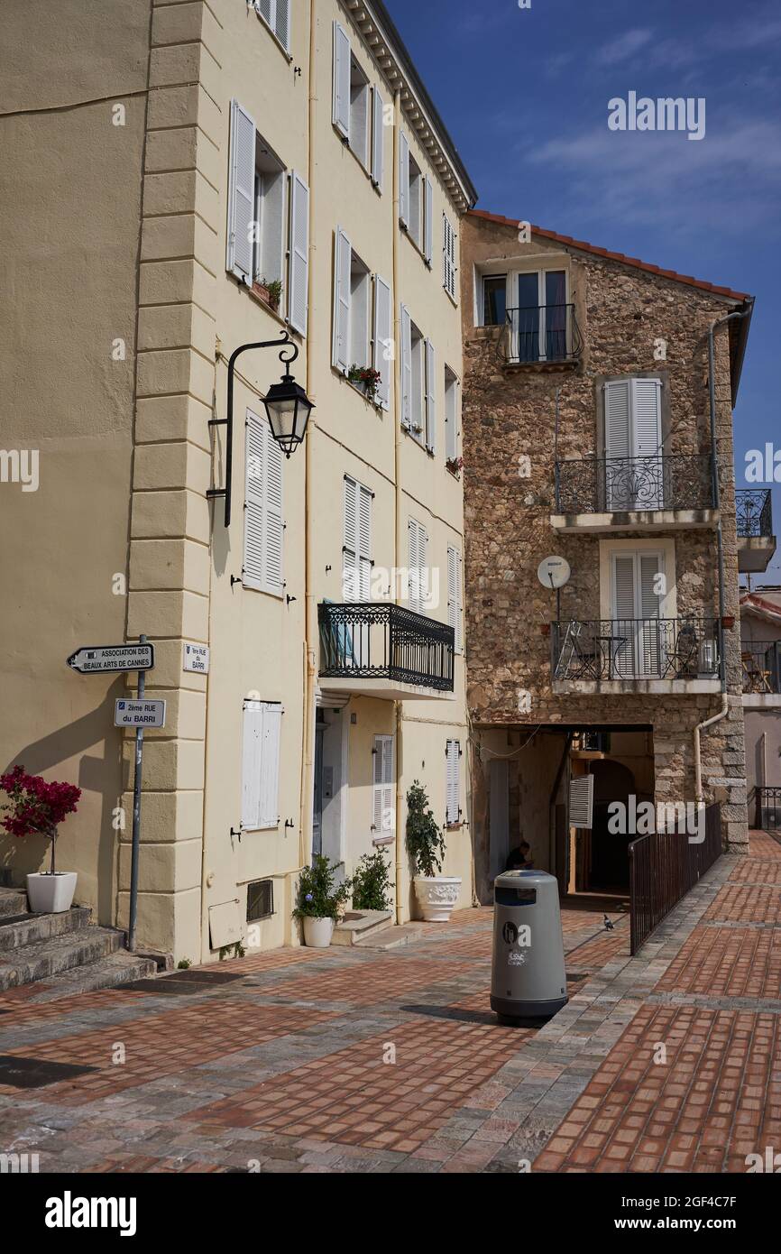 Cannes, France - 16 juin 2021 - la vieille ville le Suquet se trouve au sommet de la colline surplombant ce qui est maintenant Cannes Banque D'Images