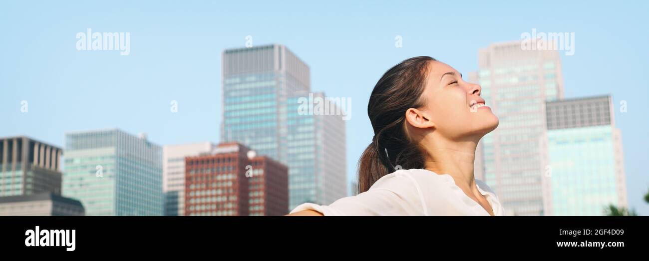 Bonne santé femme prenant une profonde respiration dans la ville air propre pour la pollution concept panoramique lansdcape bannière d'en-tête. Femme asiatique en Asie visage portrait Banque D'Images