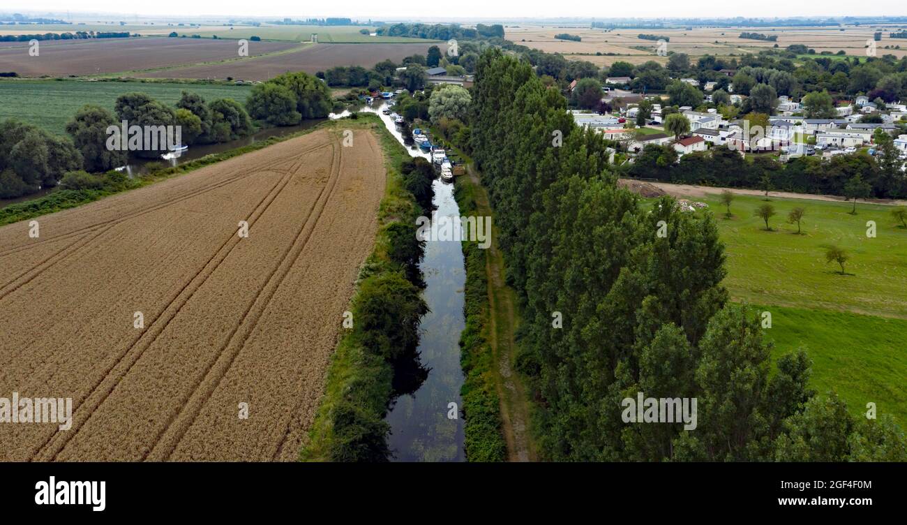 Vue aérienne le long de la rivière Little Stour, en direction de Plucks Gutter, Kent Banque D'Images