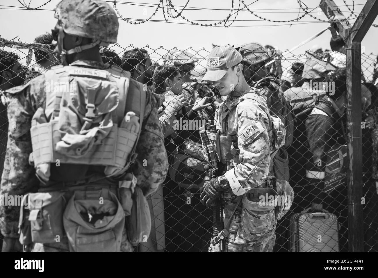 Les membres du service américain fournissent de l'aide lors d'une évacuation à l'aéroport international Hamid Karzaï, en Afghanistan, le 22 août. Les membres du service américain aident le ministère d'État à effectuer une opération d'évacuation (NEO) non combattue en Afghanistan. (É.-U. Photo du corps marin par le sergent d'état-major. Victor Mancillavia American PhotoArchive/Alay) Banque D'Images