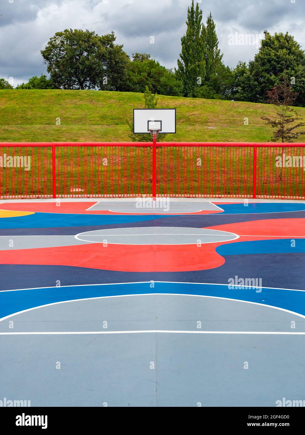 Terrain de basket-ball coloré agréable Photo Stock - Alamy