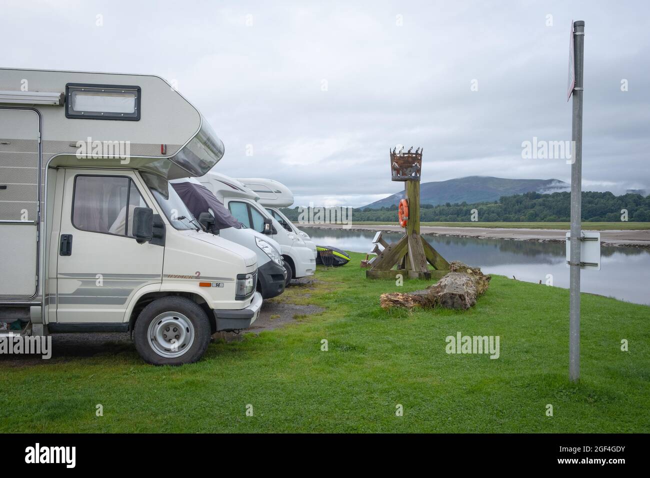 Les camping-cars se sont alignés sur le quai de Glencaple, le 2021 août, alors que les touristes retournent à Dumfries et Galloway pendant la pandémie de covid. Banque D'Images