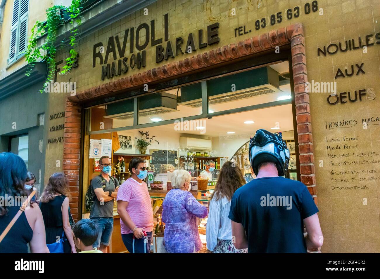 Nice, France, petite foule de gens qui font la queue devant les magasins d'alimentation locaux, pour acheter, spécialité ravioli, à emporter, 'Maison Barale', vieux centre-ville, belle vieille ville Banque D'Images